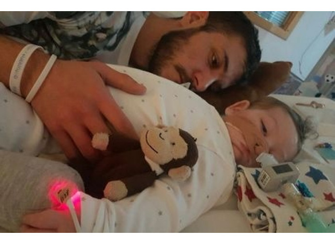Charlie Gard con il papà Charlie Gard con il papà